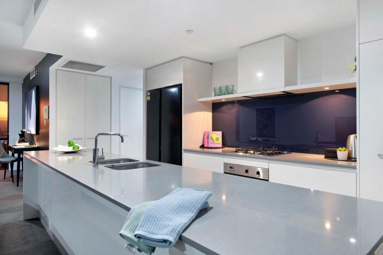 Apartment Three Bedroom Ocean View At Circle On Cavill - One Free Parking! - Self Contained & Privately Managed - Wow Gold Coast