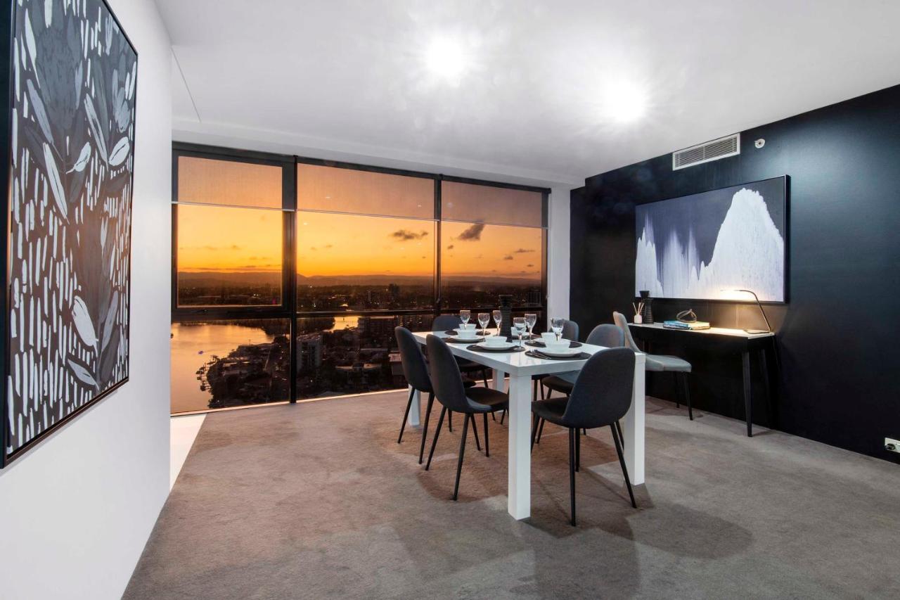 Three Bedroom Ocean View At Circle On Cavill - One Free Parking! - Self Contained & Privately Managed - Wow Apartment *