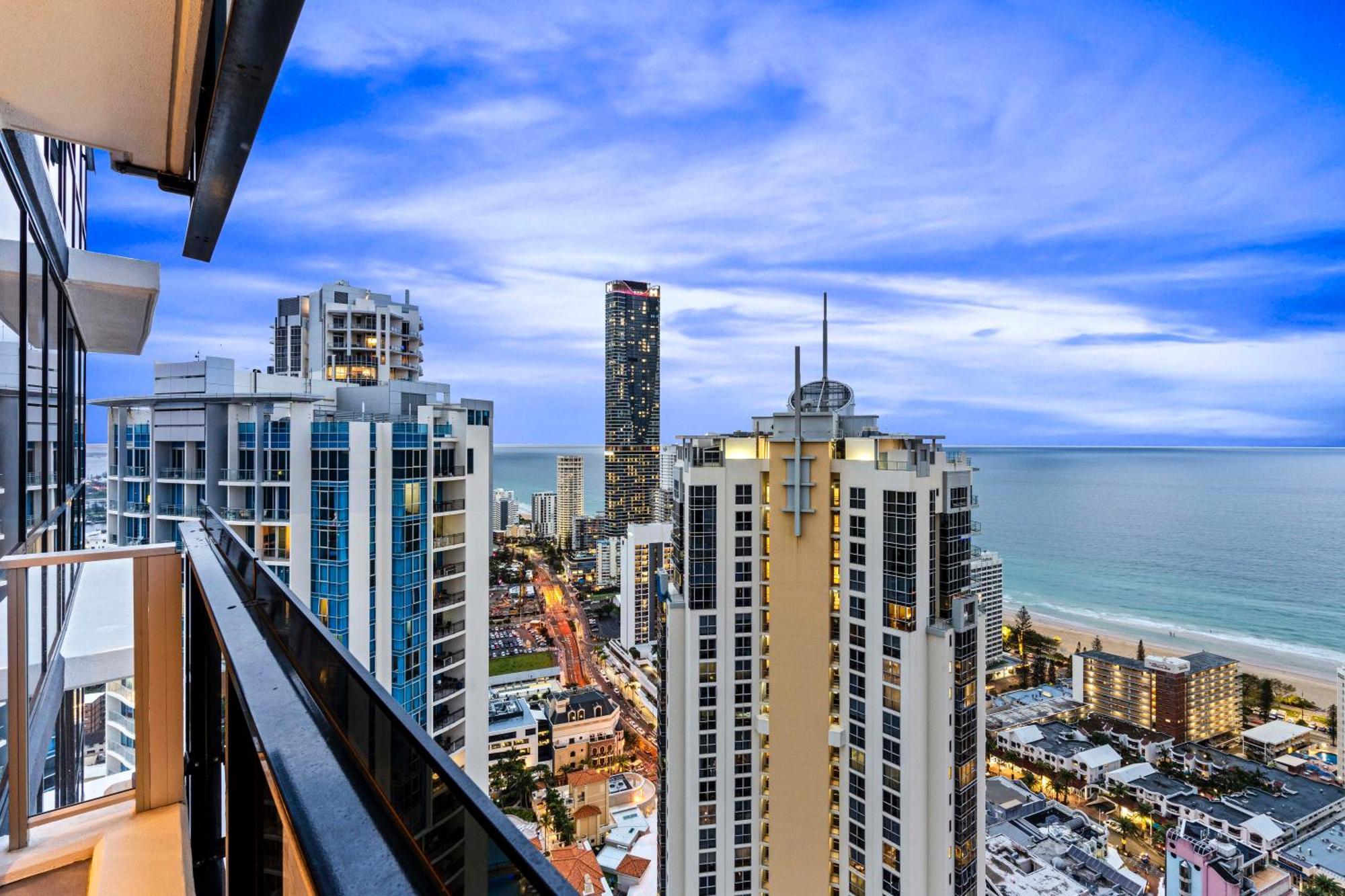 Three Bedroom Ocean View At Circle On Cavill - One Free Parking! - Self Contained & Privately Managed - Wow