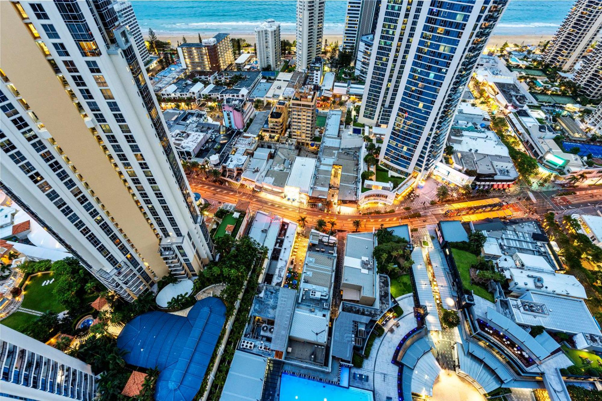 Three Bedroom Ocean View At Circle On Cavill - One Free Parking! - Self Contained & Privately Managed - Wow